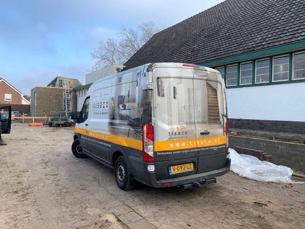 Bedrijfsbus van TISACO Bouwen bij een bouwproject in Zuid-Limburg