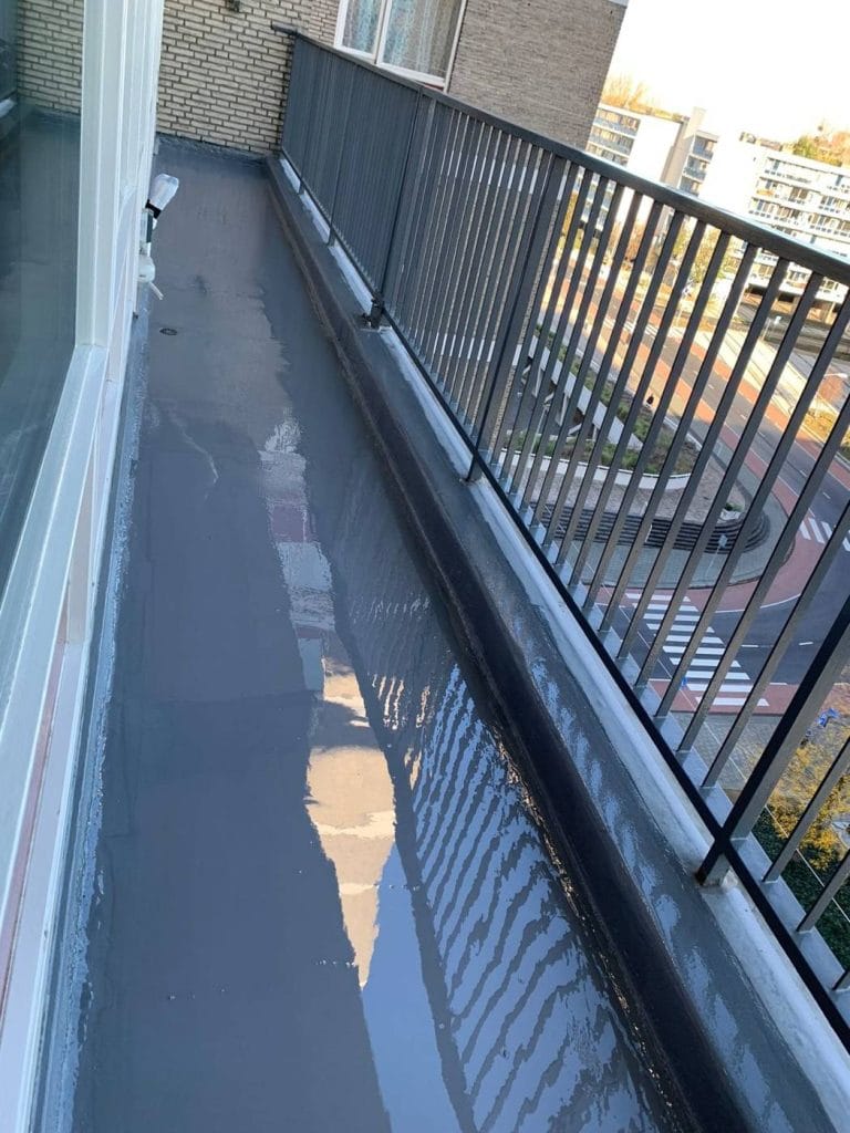 Galerij van een appartementencomplex met nieuw aangebrachte coating
