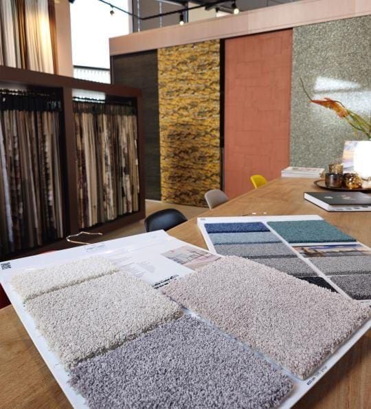 Karpetstalen in verschillende structuren en kleuren in de showroom in Nuth