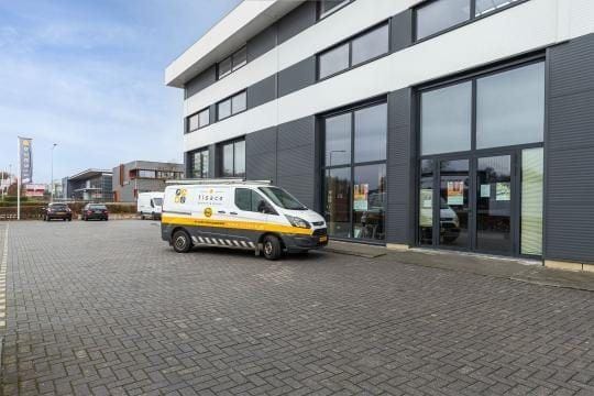 Pand van TISACO in Nuth met bedrijfsbus op het parkeerterrein