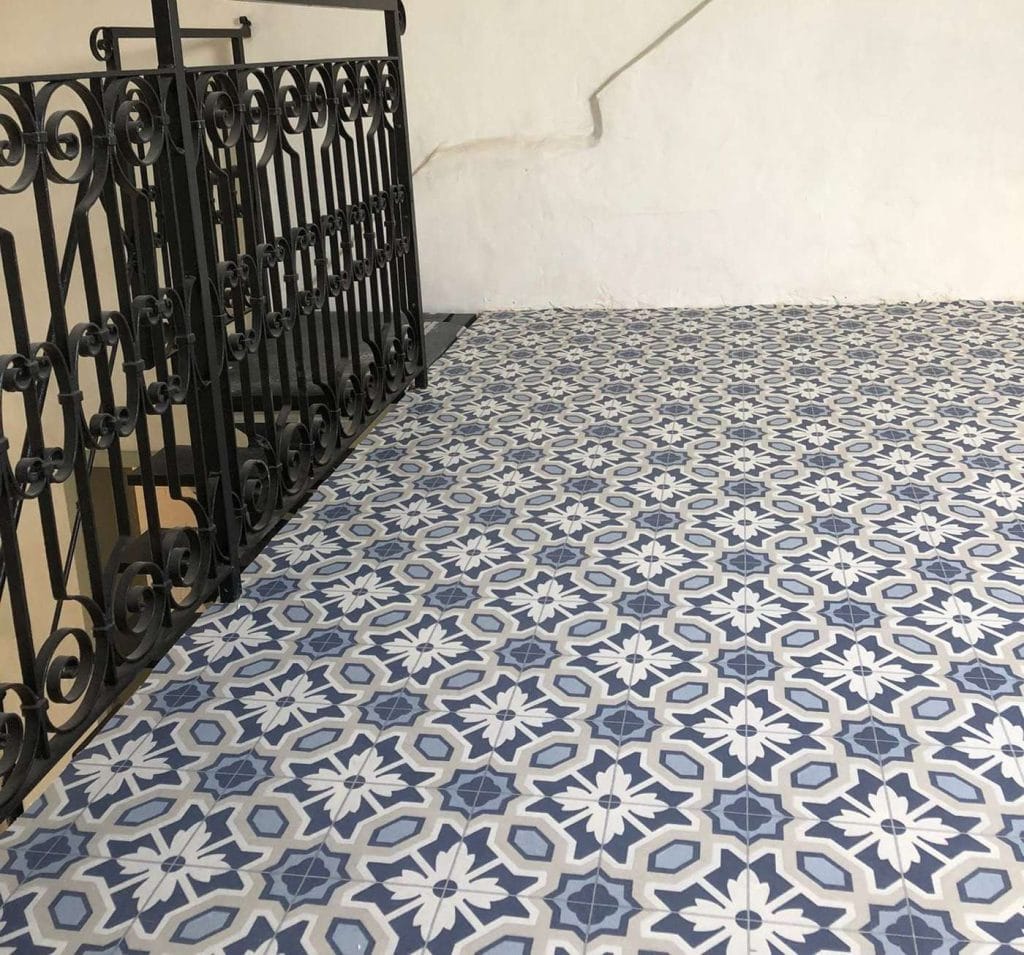 Vloer met blauw-witte patroontegels, strak gelegd op een vlakke ondergrond