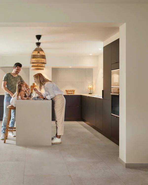 Open keuken met een PVC vloer in tegelformaat in een warme beige tint