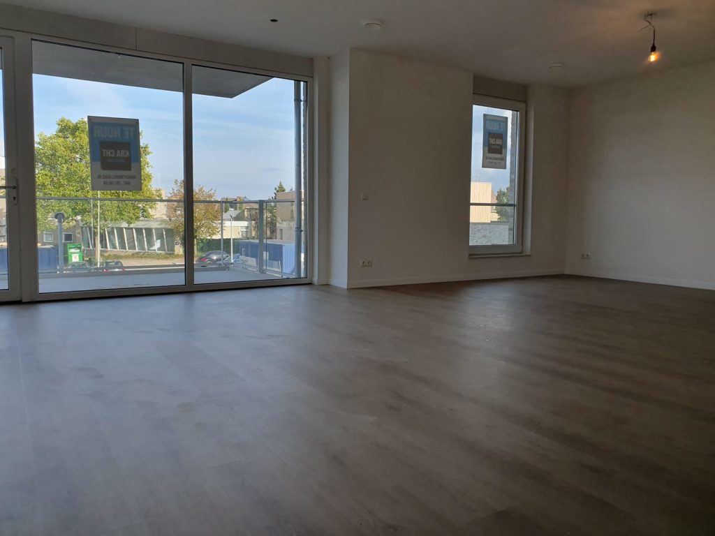 PVC vloer in eiken houtlook in woonkamer met schuifpui