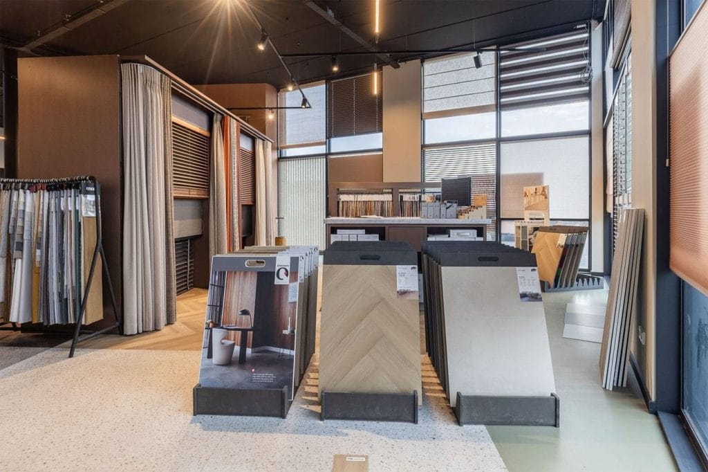 Showroom van TISACO Wonen in Nuth met raamdecoratie, gordijnstoffen en vloerstalen