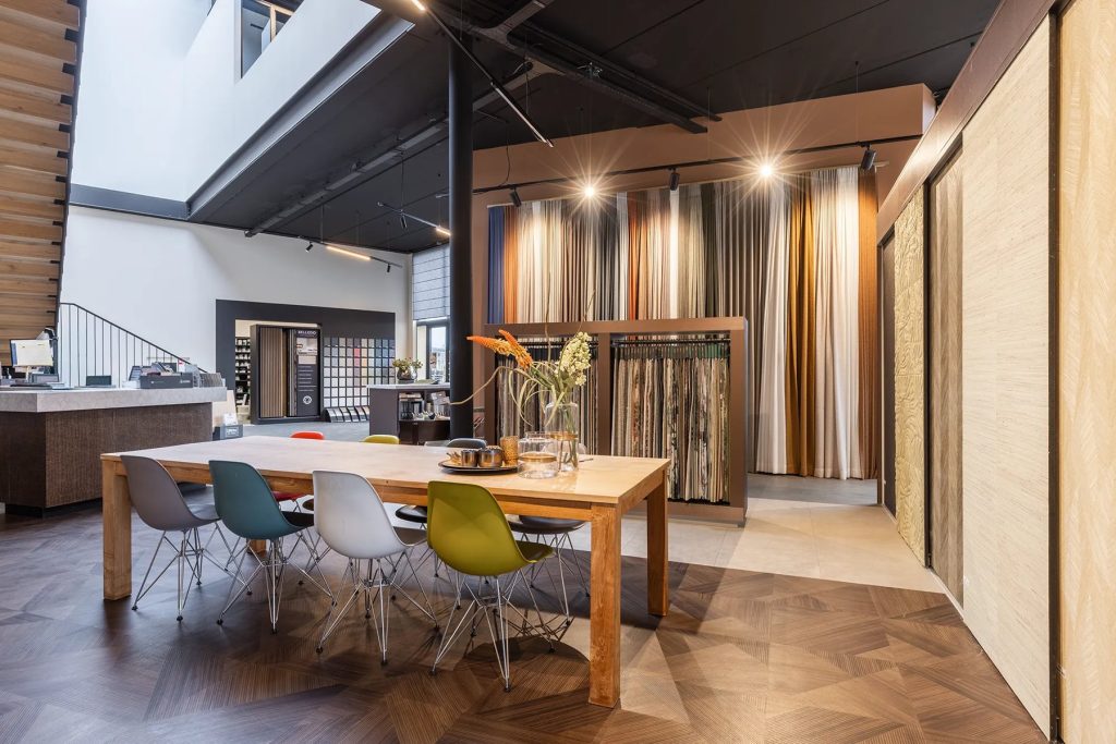 Showroom van TISACO Wonen in Nuth met gordijnenwand