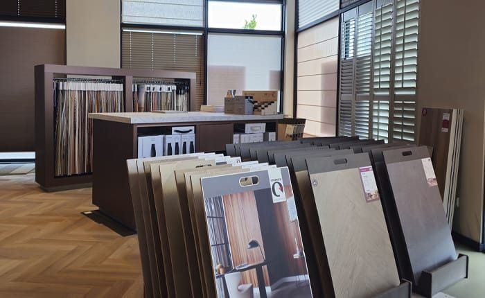 Showroom van TISACO Wonen in Nuth met vloerstalen, gordijnstoffen en shutters