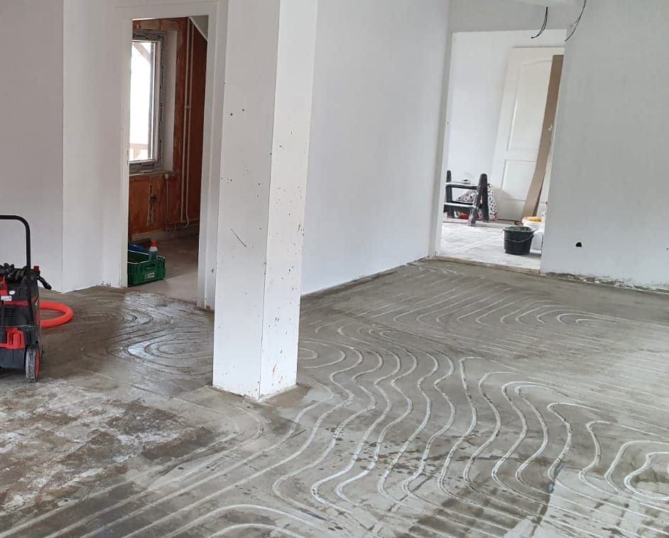 Ruimte tijdens stucwerkzaamheden aan wanden en plafond bij een renovatie