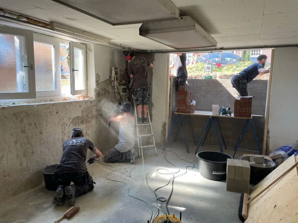Vakmensen van TISACO aan het werk in een woning tijdens een verbouwing