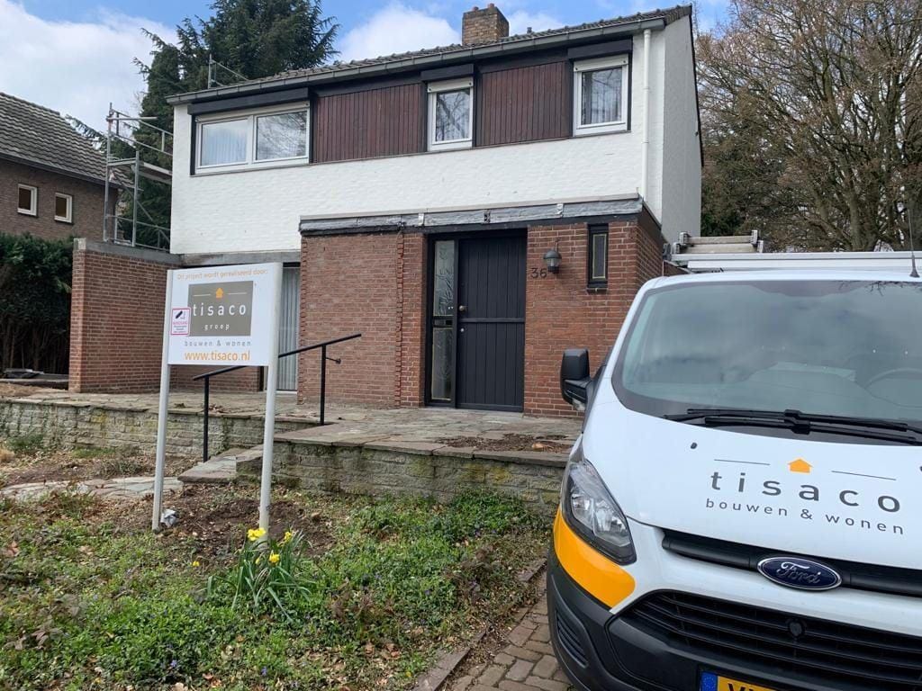 Woning met bus van TISACO Bouwen tijdens buitenwerkzaamheden in Zuid-Limburg